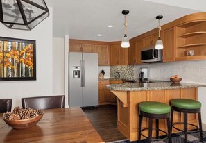 Microwave, oven, stovetop, dishwasher - Cozy 2-bedroom by Heavenly in South Lake Tahoe (South Lake Tahoe)
