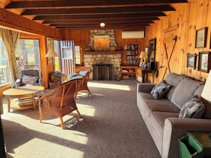 TV - Wishon Lakefront Cabin with Boat Dock in Bass Lake Willow Cove (Bass Lake)