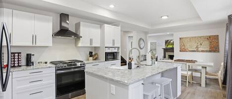 Een koelkast, een microgolfoven, een oven, een kookplaat