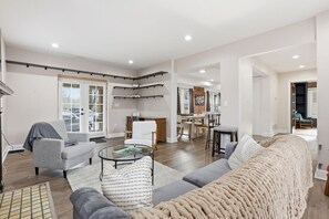 TV, fireplace - Columbus Housing: The Nelson House (Columbus)