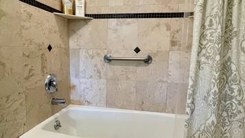 Hårføner, håndklær, såpe og toalettpapir