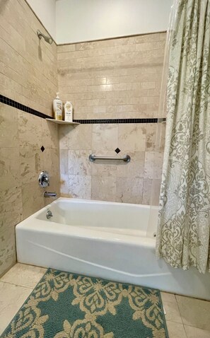 Hårføner, håndklær, såpe og toalettpapir