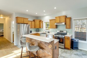 Fridge, microwave, stovetop, dishwasher - Hike & Bike! Peaceful Wooded Retreat in Old Fort (Old Fort)