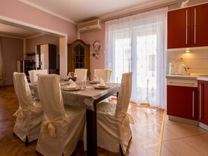 Dining - VUKIC Lovre / HR-02477-01 by Interhome (Crikvenica)