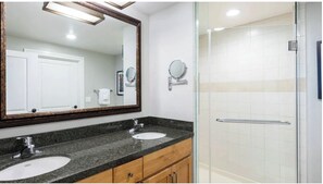 Hårtork, handdukar, tvål och toalettpapper