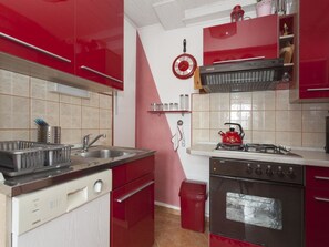 Frigorífico, microondas, horno y lavavajillas