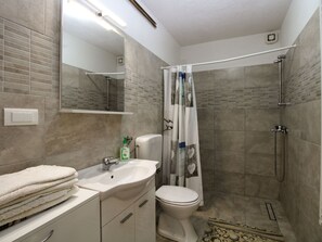 Bathroom - Apartment 1362 by Interhome (Fažana)