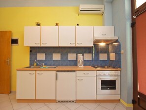 Fridge, oven, cookware/dishes/utensils - Apartment 19 by Interhome (Fažana)