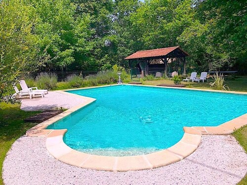 Holiday home with private pool and enclosed garden, 30 minutes south of Bordeaux