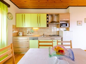 Kühlschrank, Mikrowelle, Geschirrspüler, Kochgeschirr/Geschirr/Besteck
