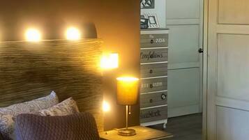 Tabla de planchar con plancha, wifi, ropa de cama