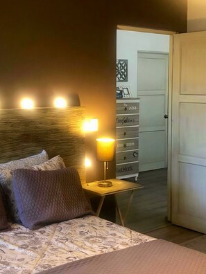 Tabla de planchar con plancha, wifi, ropa de cama