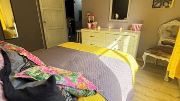 Tabla de planchar con plancha, wifi, ropa de cama