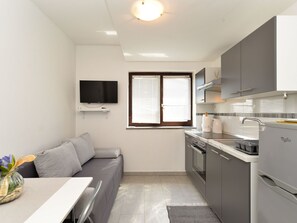 Fridge, oven, cookware/dishes/utensils - Apartment 242 by Interhome (Fažana)