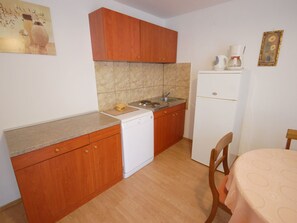Kühlschrank, Geschirrspüler, Kochgeschirr/Geschirr/Besteck