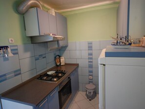 Réfrigérateur, four, batterie de cuisine, vaisselle et ustensiles