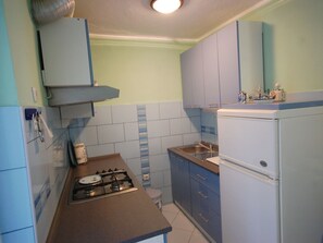 Fridge, oven, cookware/dishes/utensils - Apartment Juric - 1 by Interhome (Krk/Njivice)