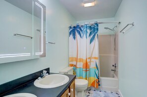 Suihku, hiustenkuivaaja, pyyhkeet, sampoo