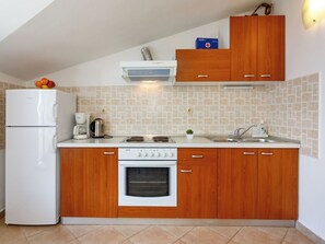 Refrigerador, horno y utensilios de cocina 