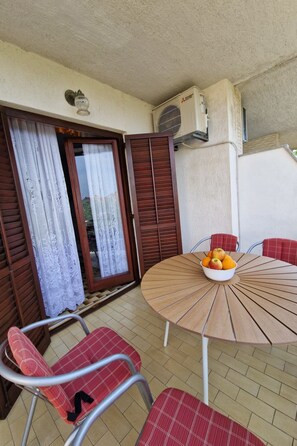 Outdoor dining - Apartment Filosevic - 1 by Interhome (Krk/Njivice)
