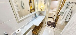 A bathroom with a large mirror, a sink, a toilet, and a shower area. - COPSE0101 - Edifício Themis (Salvador)