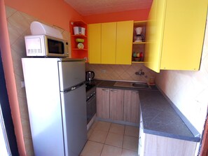 Fridge, oven, cookware/dishes/utensils - Apartment Juric - 2 by Interhome (Krk/Njivice)