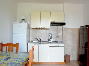 Kühlschrank, Kochgeschirr/Geschirr/Besteck