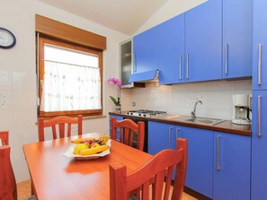 Fridge, oven, cookware/dishes/utensils - Casa Vlah by Interhome (Medulin)