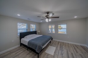 4 bedrooms, desk, iron/ironing board, free WiFi
