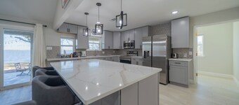 Cozy Lake House on Cedar Creek Lake/Spacious Outdoor Deck on the Lake & Firepit