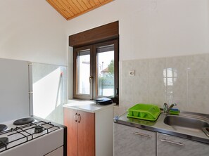 Fridge, oven, cookware/dishes/utensils - Apartment 349 by Interhome (Fažana)