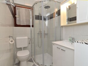 Bathroom - Apartment 242 by Interhome (Fažana)
