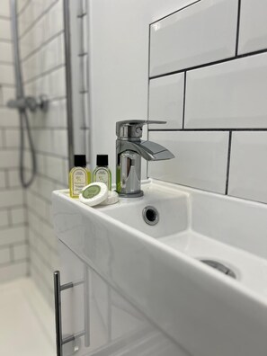 Een douche, een haardroger, handdoeken, zeep