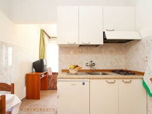 Fridge, cookware/dishes/utensils - Casa Lili by Interhome (Medulin)