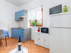 Fridge, cookware/dishes/utensils - Apartment 365 by Interhome (Fažana)