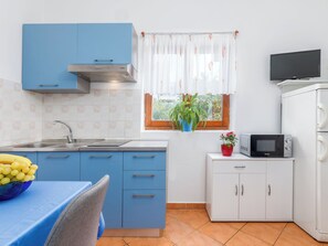 Fridge, cookware/dishes/utensils - Apartment 365 by Interhome (Fažana)