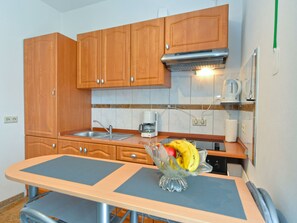 Refrigerador, horno y utensilios de cocina 