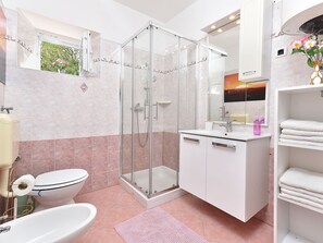 Bathroom - Apartment 358 by Interhome (Poreč)
