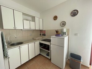 Kühlschrank, Kochgeschirr/Geschirr/Besteck
