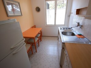 Fridge, microwave, cookware/dishes/utensils - Apartment Leo by Interhome (Krk/Njivice)