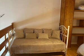 1 chambre, fer et planche à repasser, draps fournis