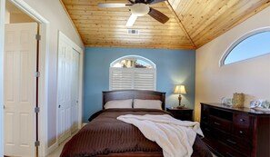 3 bedrooms, iron/ironing board, travel crib, free WiFi