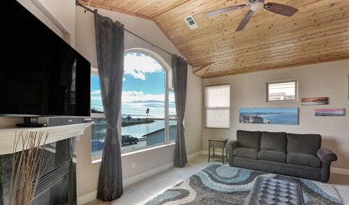 NEW 3BR One block to Beach!