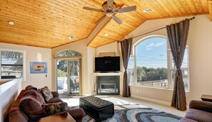 Smart TV, fireplace