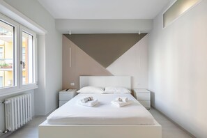 1 bedroom, iron/ironing board, WiFi, bed sheets - A Romantic Roman Getaway: Elegant Apartment Steps from the Vatican (Roma)