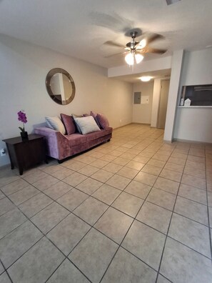 Living area - Charming 1-bedroom townhome with AC in vibrant Dallas (Dallas)