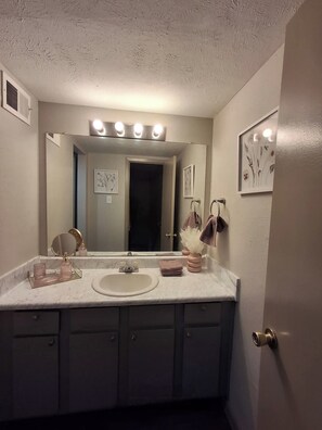 Towels, soap, toilet paper - Charming 1-bedroom townhome with AC in vibrant Dallas (Dallas)