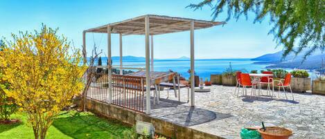 屋外ダイニングエリア