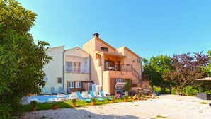 A building with a pool, outdoor seating, and a gravel area. - Apartment 351 by Interhome (Fažana)
