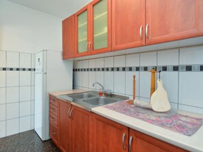 Fridge, oven, cookware/dishes/utensils - Apartment 378 by Interhome (Rovinj)